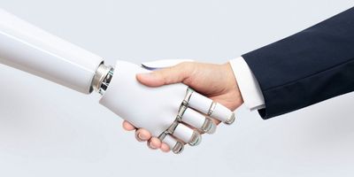 Händeschütteln zwischen Roboterhand und menschlicher Hand